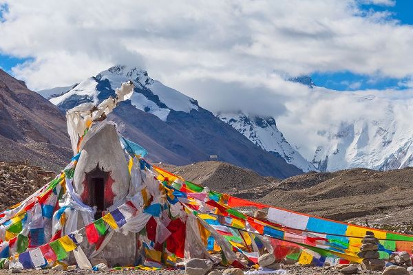 Su, Keren 아티스트의 Mani pile and prayer flags in Rongbuk Valley-Lhotse peak-Mt-Everest-Shigatse Prefecture-Tibet-China작품입니다.
